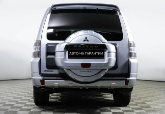 Подержанный автомобиль Mitsubishi Pajero 2013 года (4 фото)