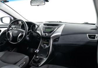 Подержанный автомобиль Hyundai Elantra Sedan 2012 года (5 фото)