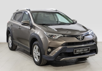 Подержанный автомобиль Toyota RAV4 2018 года (3 фото)