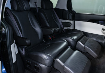 Подержанный автомобиль Kia Carnival 2022 года (13 фото)