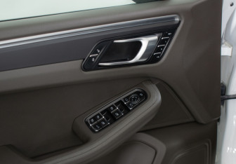 Подержанный автомобиль Porsche Macan 2018 года (17 фото)