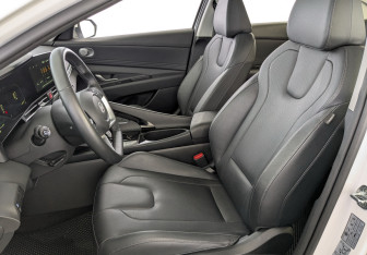 Подержанный автомобиль Hyundai Elantra Sedan 2023 года (21 фото)