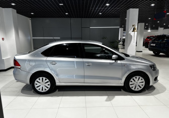 Подержанный автомобиль Volkswagen Polo Sedan 2012 года (4 фото)