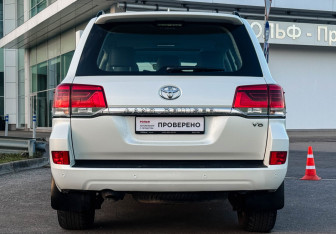 Подержанный автомобиль Toyota Land Cruiser Suv 2020 года (6 фото)