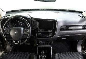 Подержанный автомобиль Mitsubishi Outlander 2018 года (8 фото)