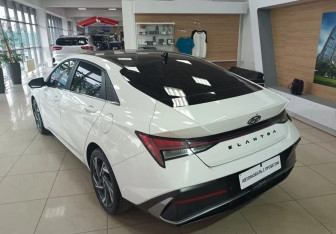 Подержанный автомобиль Hyundai Elantra Sedan 2024 года (7 фото)