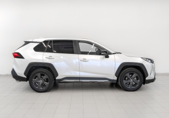 Подержанный автомобиль Toyota RAV4 2022 года (4 фото)