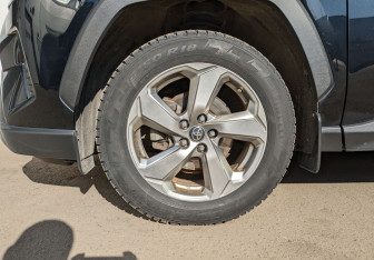 Подержанный автомобиль Toyota RAV4 2021 года (12 фото)