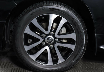 Подержанный автомобиль Toyota Land Cruiser Suv 2019 года (8 фото)