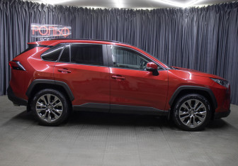 Подержанный автомобиль Toyota RAV4 2021 года (4 фото)