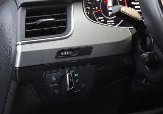Подержанный автомобиль Audi Q7 2015 года (17 фото)