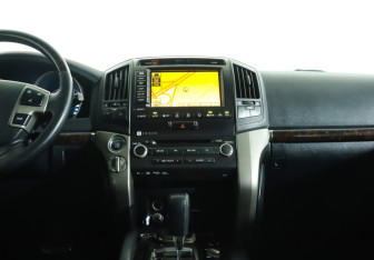 Подержанный автомобиль Toyota Land Cruiser Suv 2011 года (18 фото)
