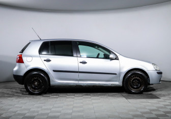 Подержанный автомобиль Volkswagen Golf Hatchback 2005 года (4 фото)