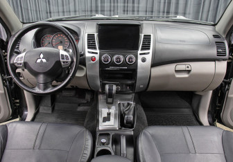 Подержанный автомобиль Mitsubishi Pajero Sport 2014 года (14 фото)