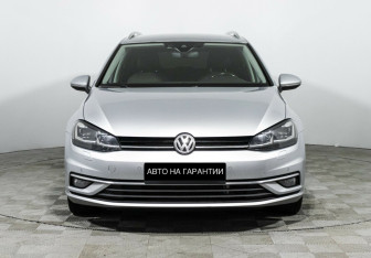 Подержанный автомобиль Volkswagen Golf Hatchback 2019 года (2 фото)