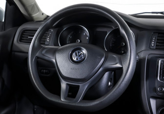 Подержанный автомобиль Volkswagen Jetta Sedan 2015 года (13 фото)