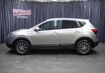 Подержанный автомобиль Nissan Qashqai 2008 года (8 фото)