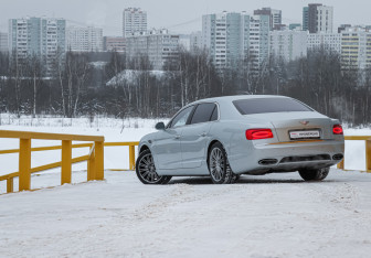 Подержанный автомобиль Bentley Flying Spur 2014 года (15 фото)