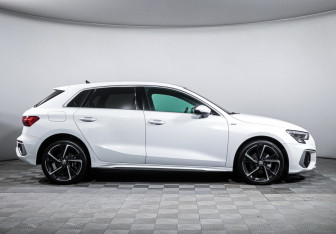 Подержанный автомобиль Audi A3 Hatchback 2021 года (4 фото)