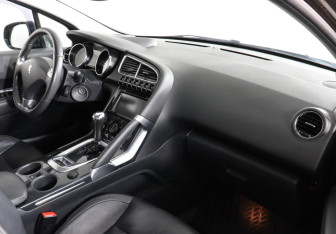 Подержанный автомобиль Peugeot 3008 2013 года (10 фото)