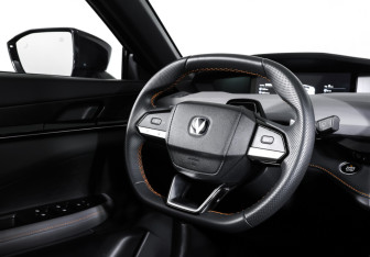 Подержанный автомобиль Changan UNI-V 2023 года (13 фото)