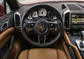 Подержанный автомобиль Porsche Cayenne 2015 года (13 фото)