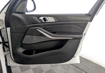Подержанный автомобиль BMW X7 2020 года (27 фото)