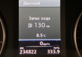 Подержанный автомобиль Volkswagen Touran 2013 года (17 фото)