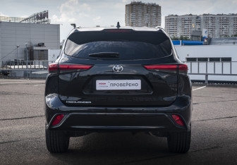 Подержанный автомобиль Toyota Highlander 2025 года (6 фото)