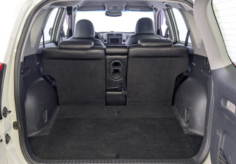 Подержанный автомобиль Toyota RAV4 2012 года (10 фото)