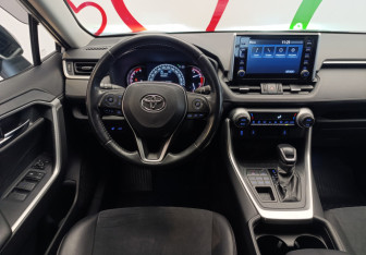 Подержанный автомобиль Toyota RAV4 2021 года (10 фото)