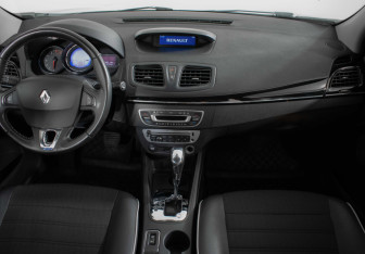 Подержанный автомобиль Renault Fluence 2013 года (11 фото)