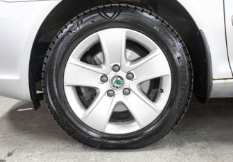 Подержанный автомобиль Skoda Octavia Liftback 2012 года (23 фото)