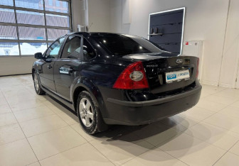 Подержанный автомобиль Ford Focus Sedan 2007 года (7 фото)
