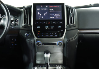 Подержанный автомобиль Toyota Land Cruiser Suv 2015 года (14 фото)