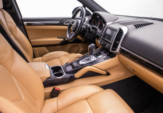 Подержанный автомобиль Porsche Cayenne 2015 года (9 фото)
