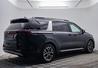 Подержанный автомобиль Kia Carnival 2021 года (5 фото)