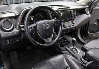 Подержанный автомобиль Toyota RAV4 2018 года (16 фото)
