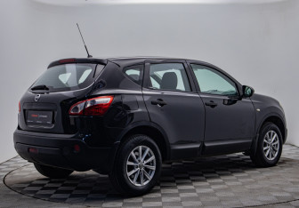 Подержанный автомобиль Nissan Qashqai 2011 года (5 фото)