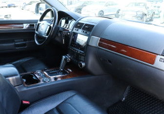Подержанный автомобиль Volkswagen Touareg 2007 года (9 фото)