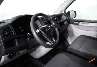 Подержанный автомобиль Volkswagen Transporter Van 2018 года (13 фото)