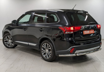 Подержанный автомобиль Mitsubishi Outlander 2016 года (7 фото)