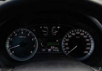 Подержанный автомобиль Nissan Tiida Hatchback 2015 года (9 фото)