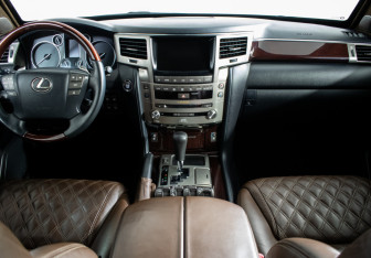 Подержанный автомобиль Lexus LX 2012 года (12 фото)