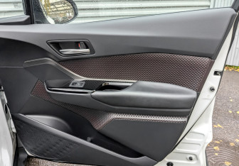 Подержанный автомобиль Toyota C-HR 2019 года (26 фото)