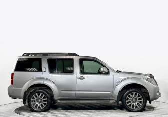 Подержанный автомобиль Nissan Pathfinder 2010 года (4 фото)