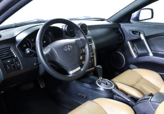 Подержанный автомобиль Hyundai Coupe 2002 года (14 фото)