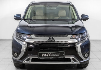Подержанный автомобиль Mitsubishi Outlander 2020 года (2 фото)