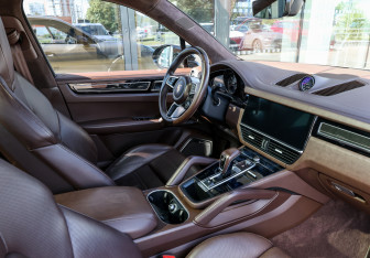Подержанный автомобиль Porsche Cayenne 2018 года (10 фото)