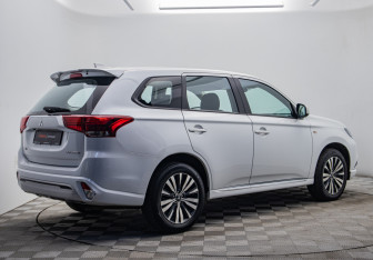 Подержанный автомобиль Mitsubishi Outlander 2022 года (5 фото)